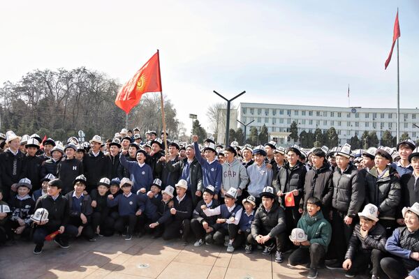 Председатель Ошского городского комитета по делам молодежи Жаныш Жусупбеков отметил, что ежегодно в южной столице проводят мероприятия, приуроченные к Дню ак калпака - Sputnik Кыргызстан