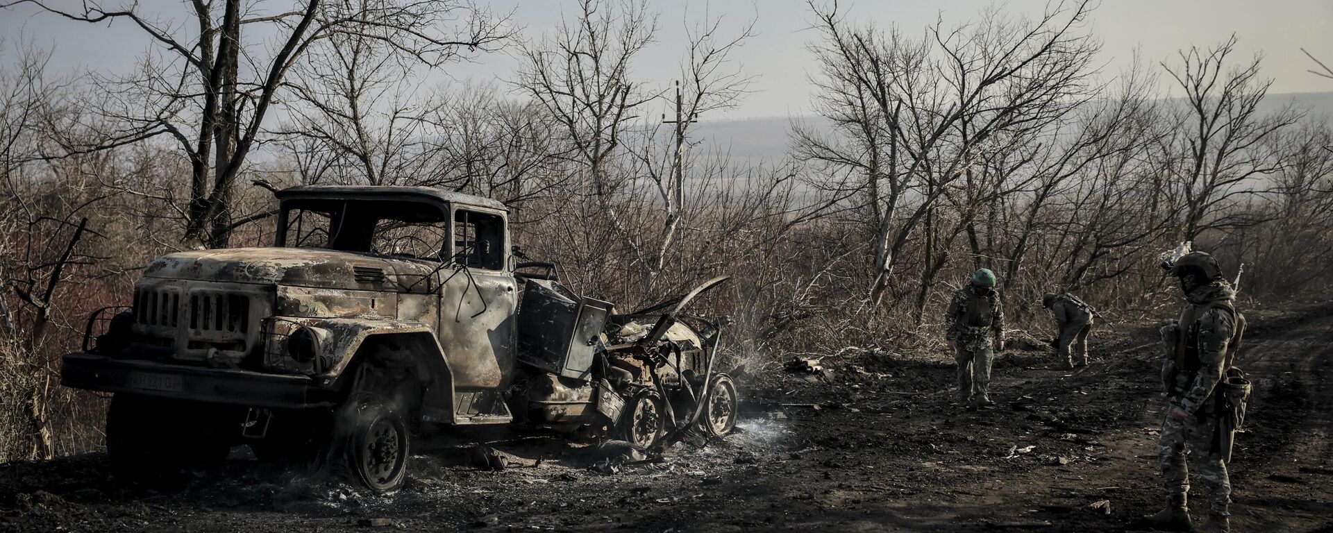 Украинские военнослужащие собирают поврежденные боеприпасы на дороге возле города Часов Яр, Украина - Sputnik Кыргызстан, 1920, 06.03.2025