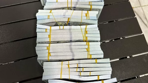 Задержание иностранца с фальшивыми долларами  - Sputnik Кыргызстан