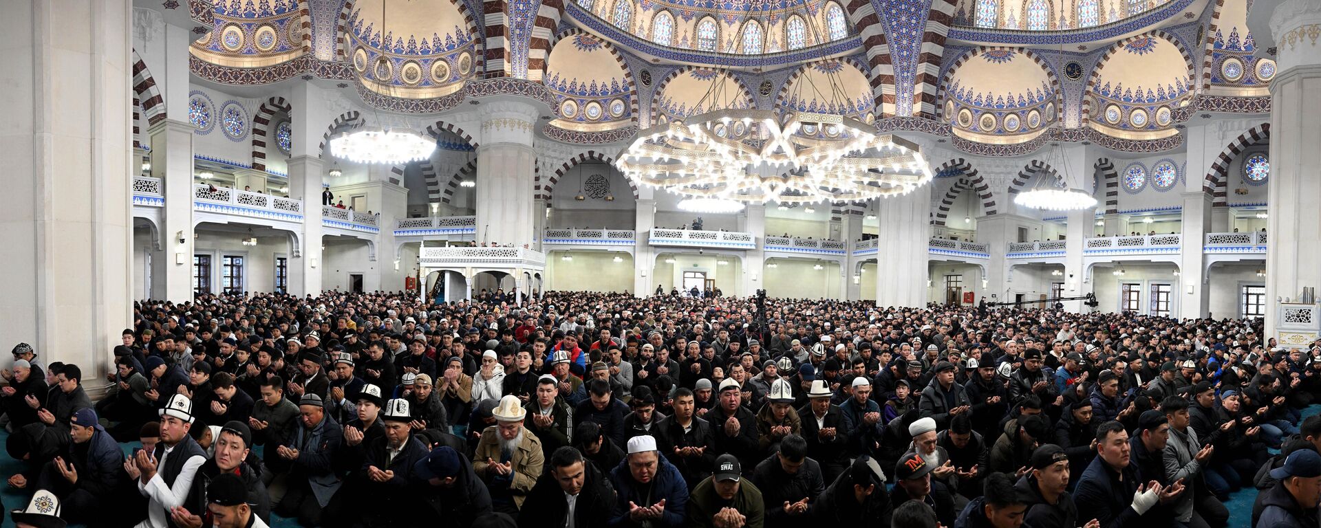 Айт-намаз по случаю священного праздника Орозо айт в центральной мечети Бишкека - Sputnik Кыргызстан, 1920, 04.03.2026