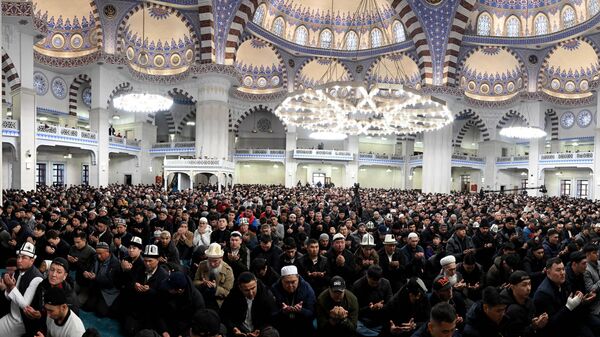 Айт-намаз по случаю священного праздника Орозо айт в центральной мечети Бишкека - Sputnik Кыргызстан