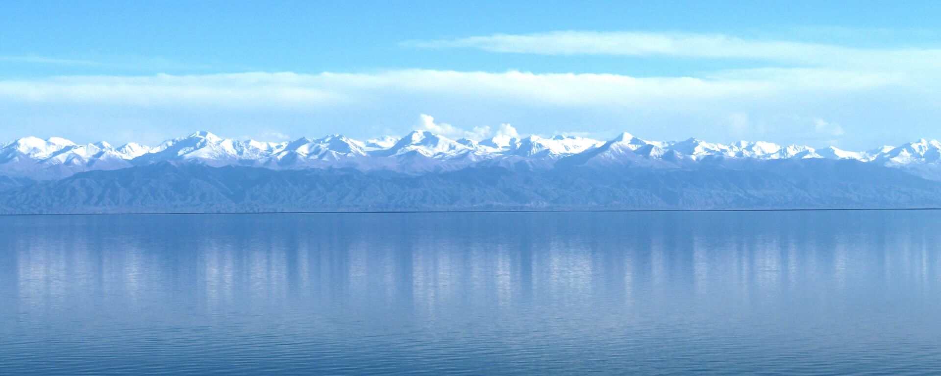 Иссык-Куль и горы Ала-Тоо. Архивное фото - Sputnik Кыргызстан, 1920, 08.08.2025
