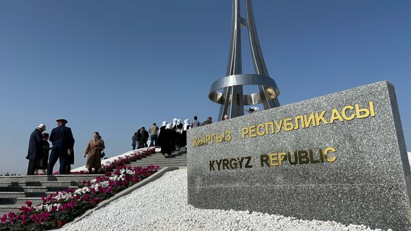 Стела в точке стыка госграниц Кыргызстана, Таджикистана и Узбекистана. Архивное фото - Sputnik Кыргызстан