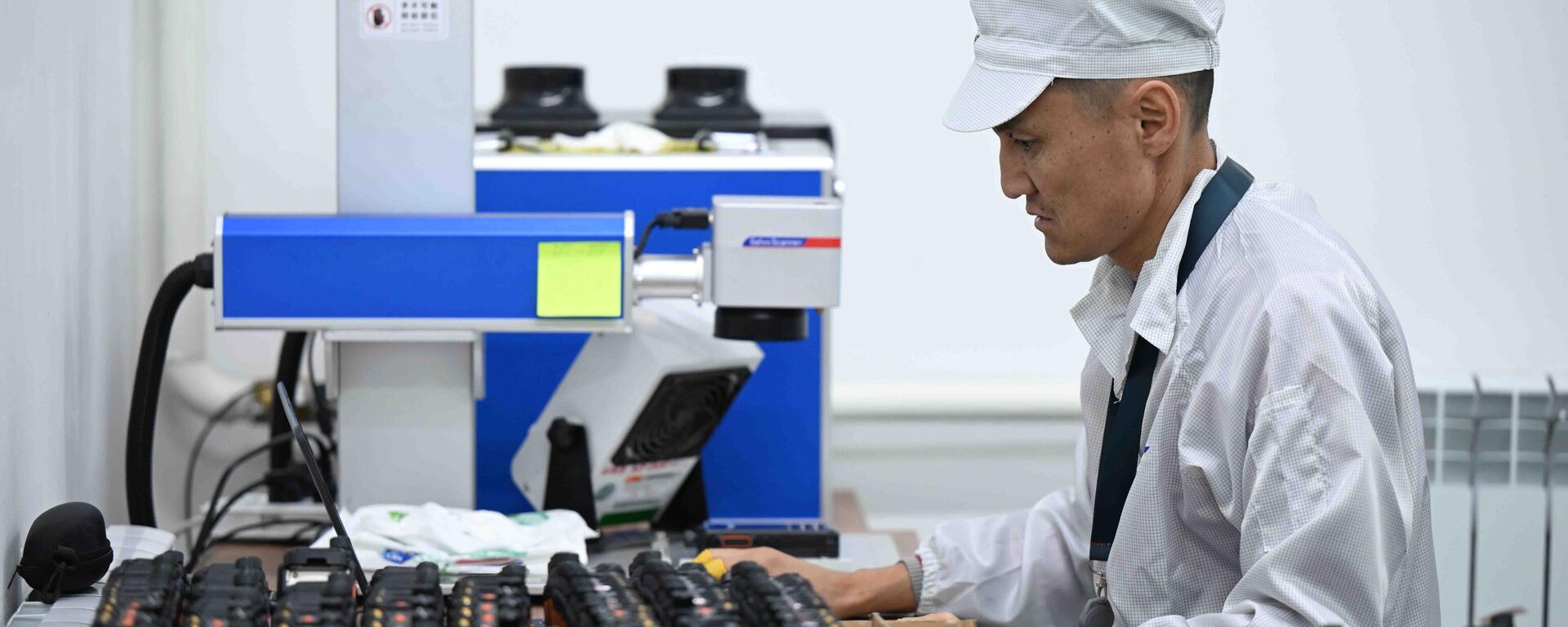 Телекоммуникация жабдууларын чыгаруучу заводдун жумушчусу. Архив - Sputnik Кыргызстан, 1920, 15.08.2025