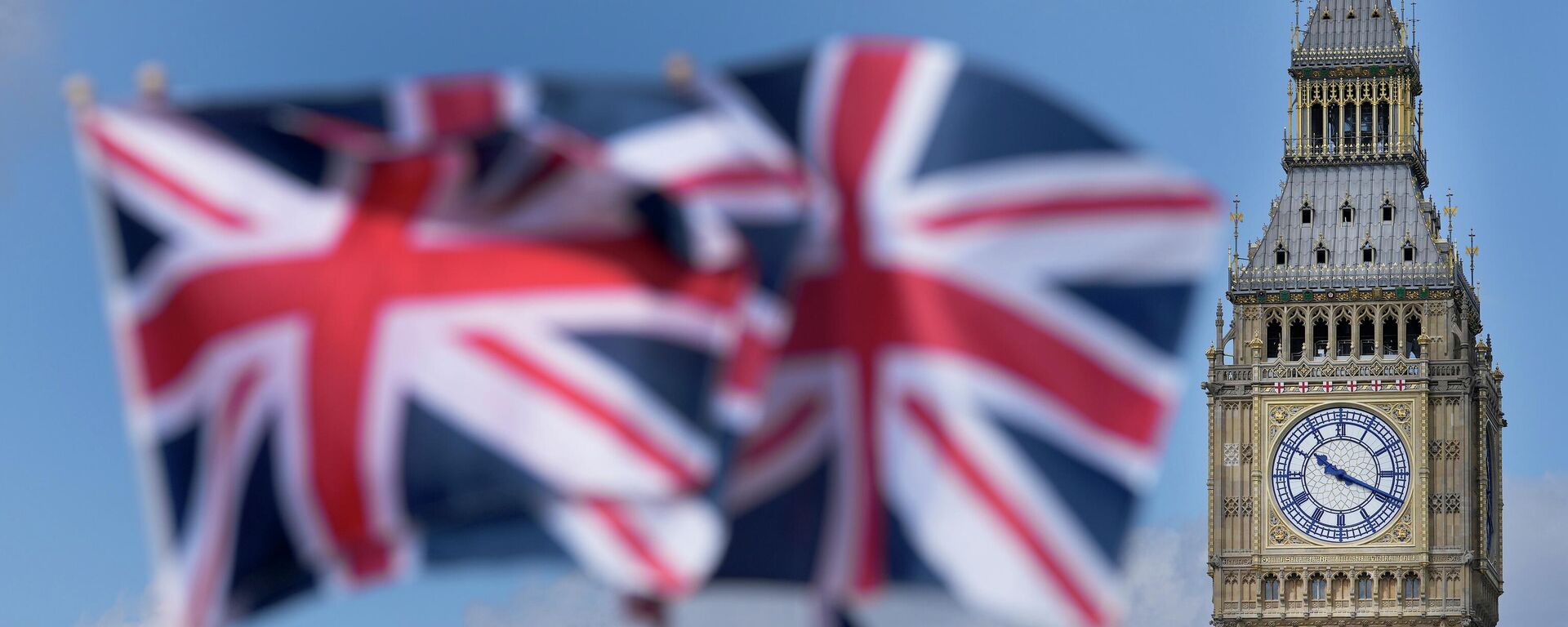 Флаги Великобритании перед башней Елизаветы. Архивное фото - Sputnik Кыргызстан, 1920, 19.12.2025