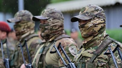 Вручение новых автомобилей сотрудникам милиции Джалал-Абада