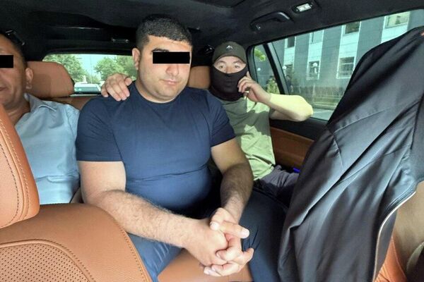 Маалыматка ылайык, 29-апрелде кезектеги ири көлөмдөгү баңгизатты берүү учурунда милициянын капитаны Б.Д.М. жана анын шериги милициянын лейтенанты Г.М.Б. кармалган - Sputnik Кыргызстан