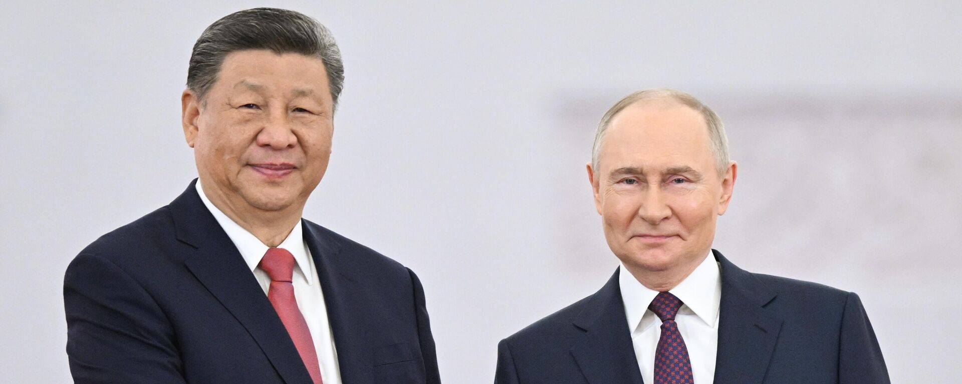 Кытай жана Россия лидерлери Си Цзиньпин менен Владимир Путин. Архив - Sputnik Кыргызстан, 1920, 31.08.2026