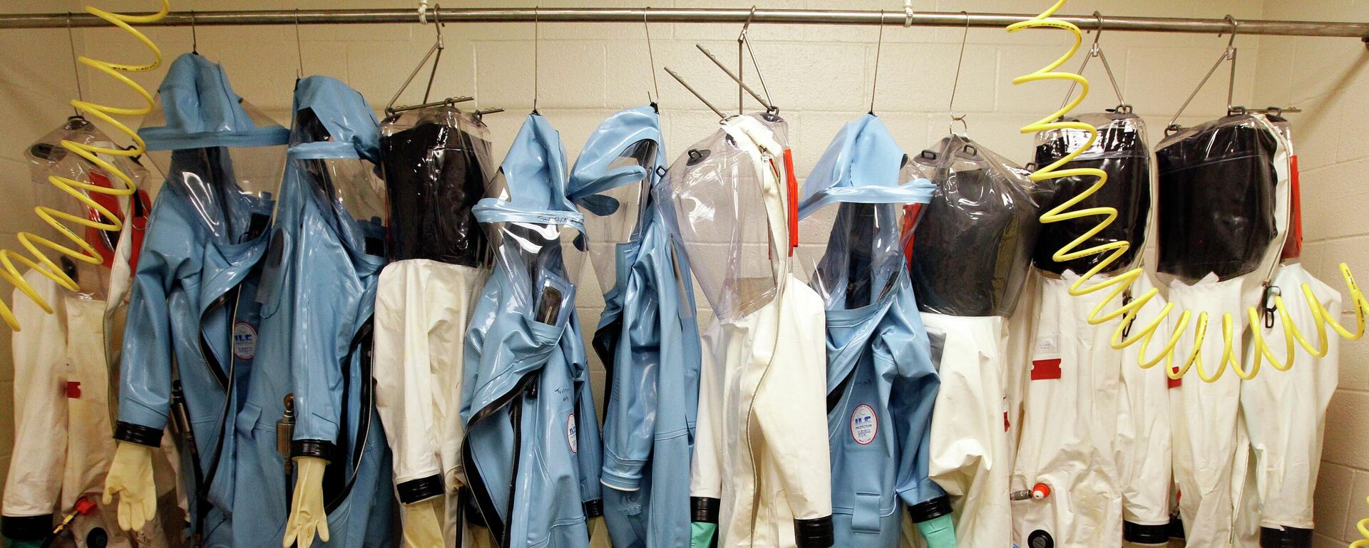 Костюмы биологической защиты висят в лаборатории. Архивное фото - Sputnik Кыргызстан, 1920, 14.05.2025