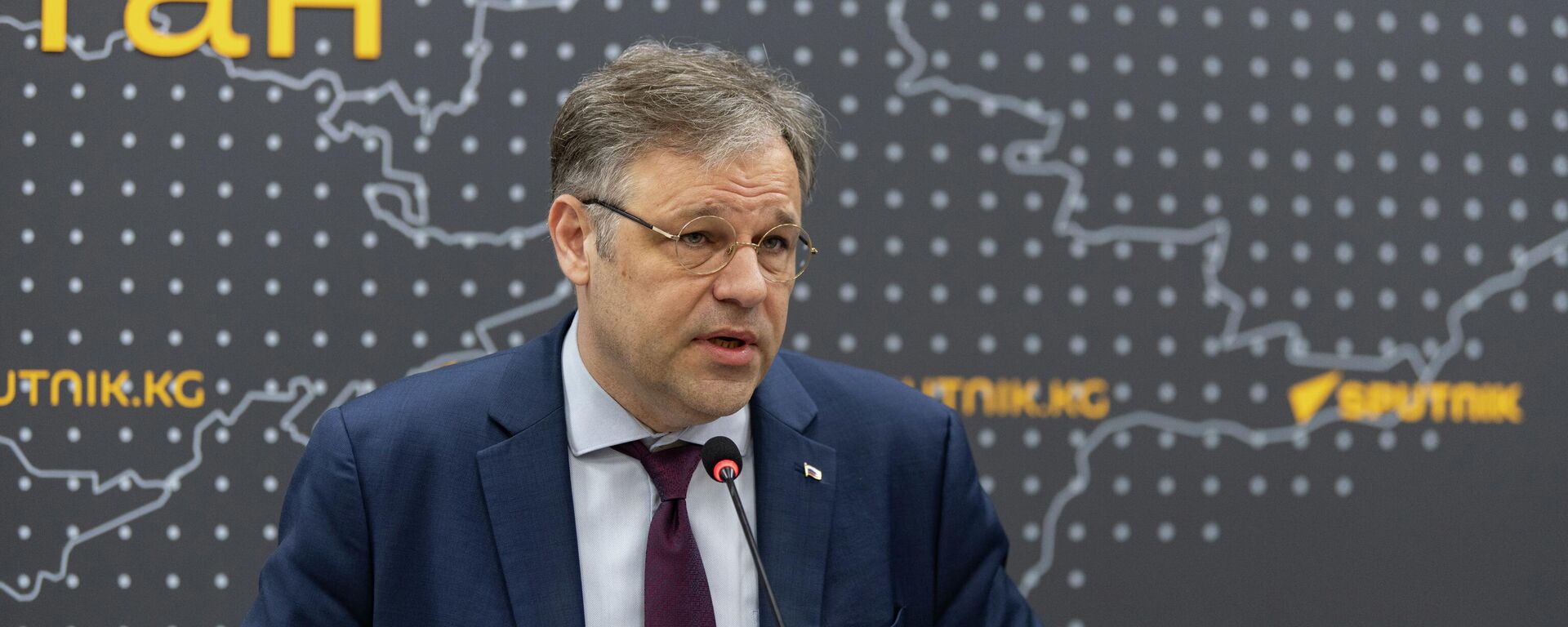 Посол по особым поручениям МИД РФ по преступлениям киевского режима Родион Мирошник - Sputnik Кыргызстан, 1920, 31.10.2025