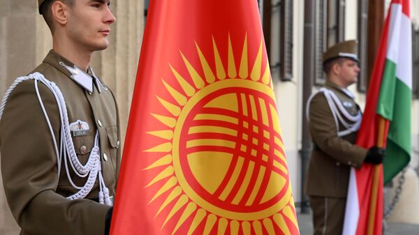 Кыргызстан менен Венгриянын желектери. Архи - Sputnik Кыргызстан
