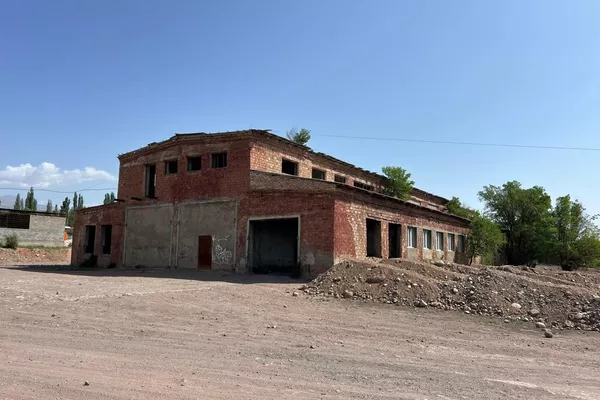 Бул жер тилке &quot;Жумгал айыл техсервис&quot; ЖЧКсына таандык болгон - Sputnik Кыргызстан