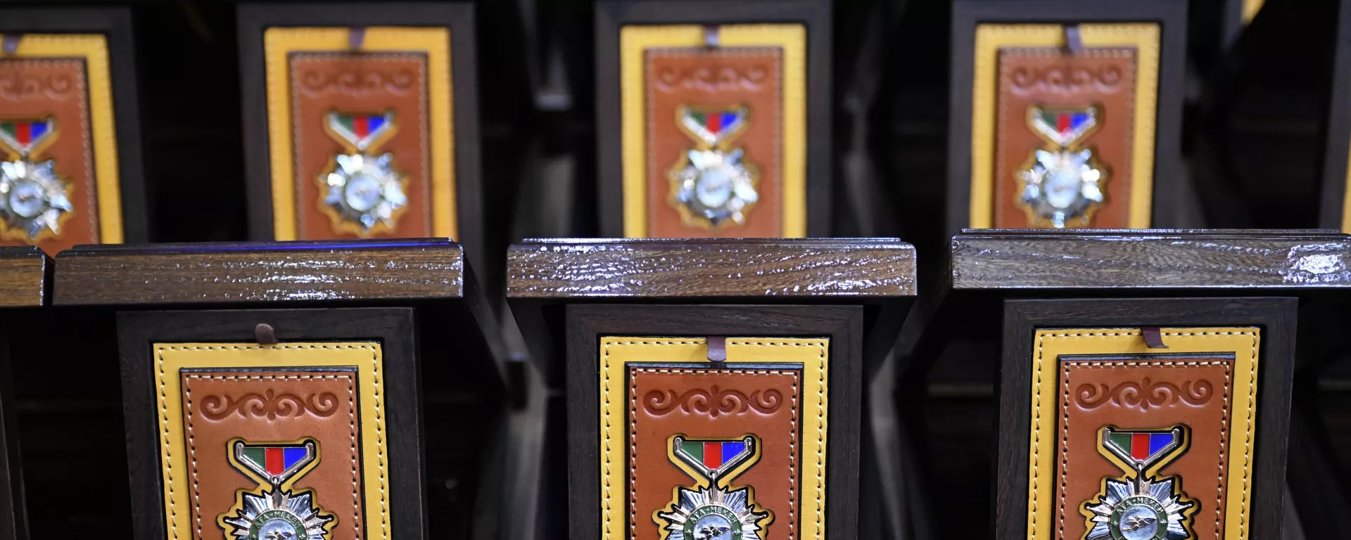 Президент курман болгон чек арачылардын ата-энелерине сыйлык тапшырды - Sputnik Кыргызстан, 1920, 28.05.2025