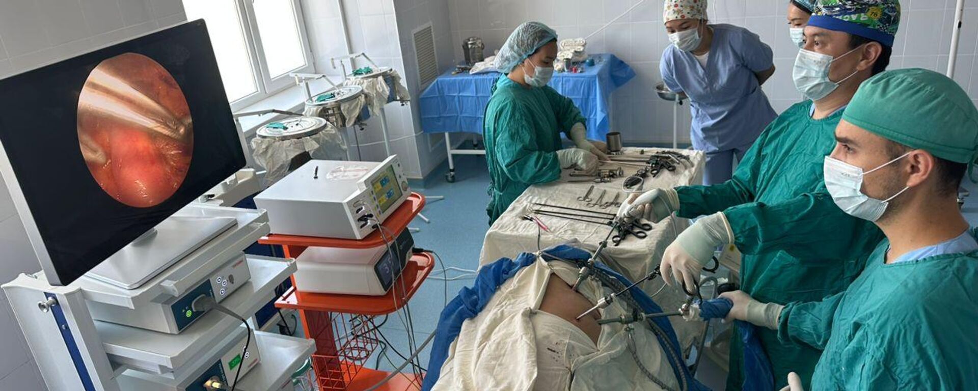 Бишкекте 13 жаштагы балага атасы донор болуп, бөйрөгү ийгиликтүү алмаштырылды - Sputnik Кыргызстан, 1920, 29.05.2025