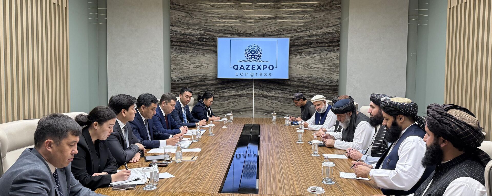 Министрлер кабинетинин башчысынын орун басары Данияр Амангелдиев Афганстандын соода, өнөр жай министри Нуриддин Азизи менен жолукту. - Sputnik Кыргызстан, 1920, 30.05.2025