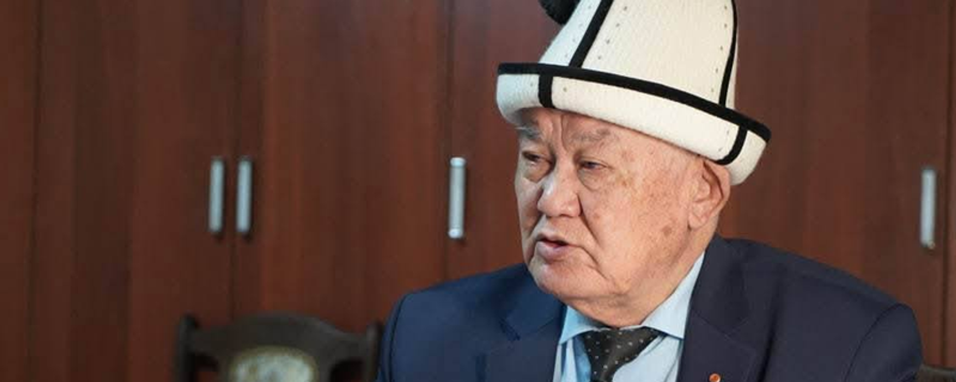 Кыргыз Республикасынын эл акыны Анатай Өмүрканов. Архив - Sputnik Кыргызстан, 1920, 08.06.2025