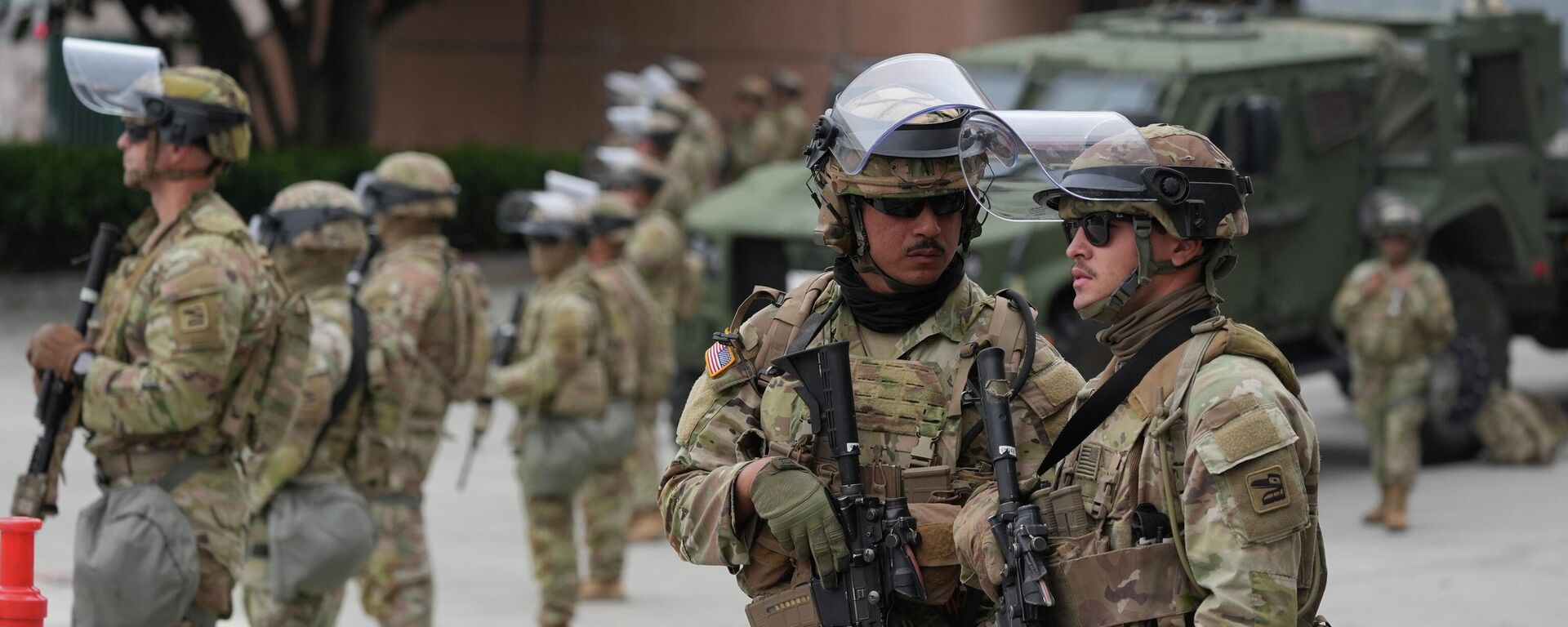 Протесты против миграционной политики в Лос-Анджелесе - Sputnik Кыргызстан, 1920, 11.04.2026