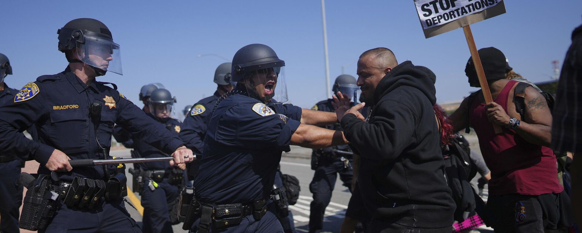 Столкновения сотрудников полиции Калифорнии с протестующими в Лос-Анджелесе  - Sputnik Кыргызстан, 1920, 11.06.2025