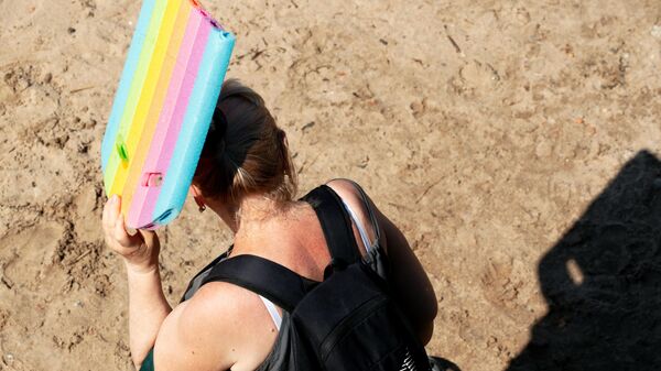 Женщина на пляже. Архивное фото - Sputnik Кыргызстан