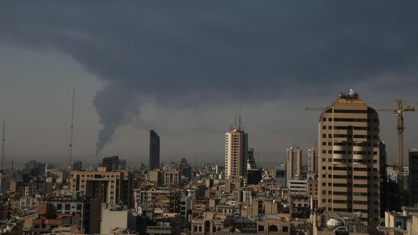 Дым поднимается после израильского удара на юге Тегерана - Sputnik Кыргызстан