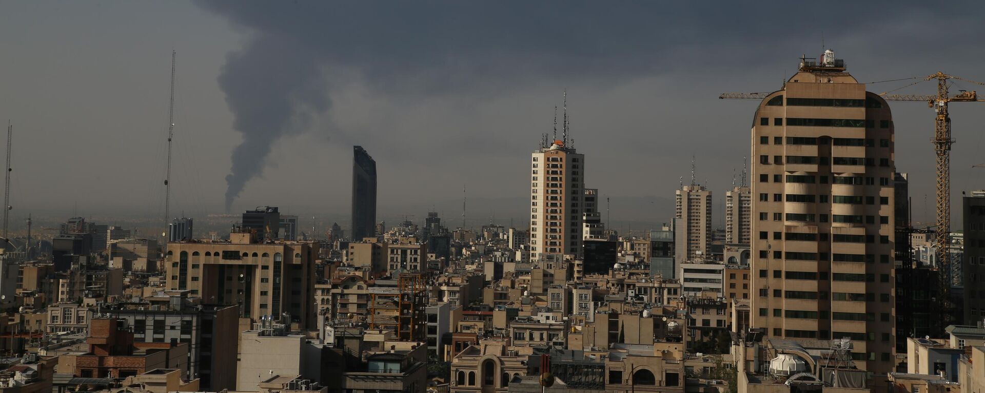 Дым поднимается после израильского удара на юге Тегерана - Sputnik Кыргызстан, 1920, 17.06.2025