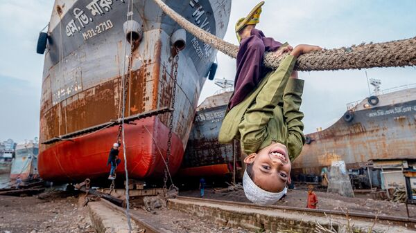 Бангладештик фотограф Ракибул Алам Хандын Аббас кеме куруучу жайда кеме аркандары менен ойноп жатат сүрөтү. Архив - Sputnik Кыргызстан