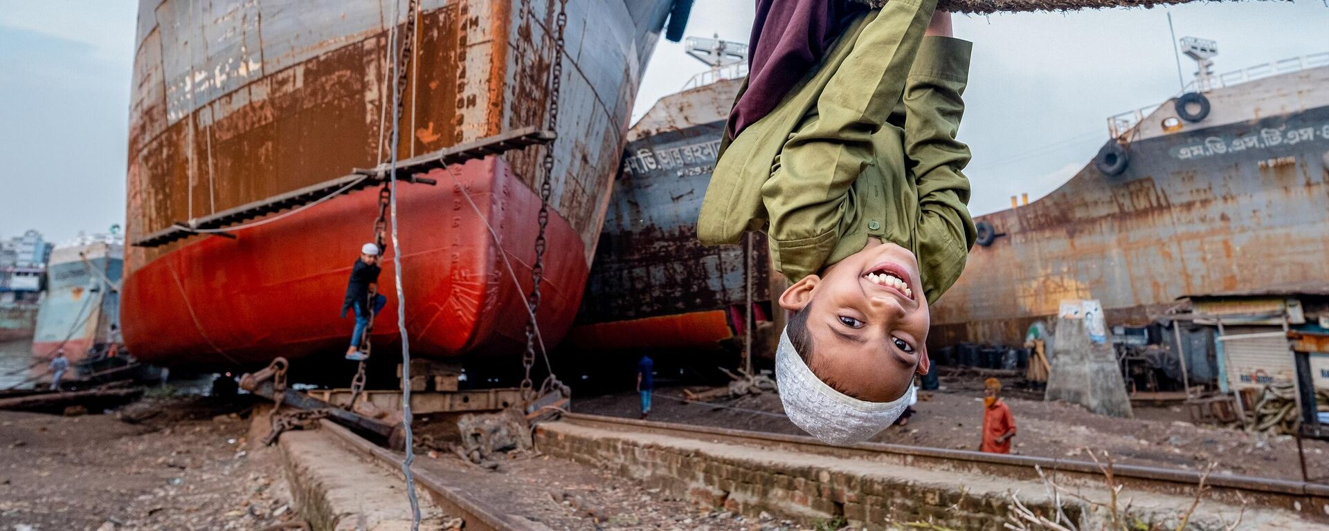 Бангладештик фотограф Ракибул Алам Хандын Аббас кеме куруучу жайда кеме аркандары менен ойноп жатат сүрөтү. Архив - Sputnik Кыргызстан, 1920, 22.12.2025