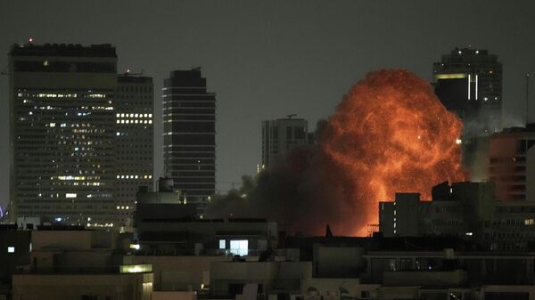 Взрыв во время ракетного удара по Тель-Авиву, Израиль - Sputnik Кыргызстан