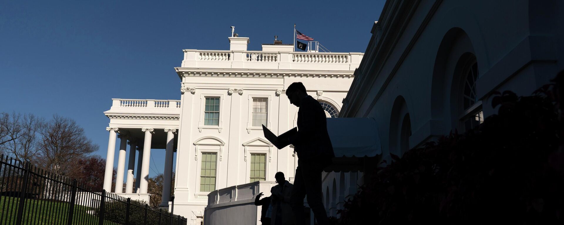 Журналисты у здания Белого дома в Вашингтоне. Архивное фото - Sputnik Кыргызстан, 1920, 27.06.2025