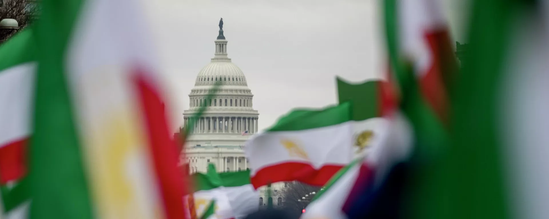 Капитолийдин алдында Иран желегин көтөргөндөр. Архив - Sputnik Кыргызстан, 1920, 08.04.2026