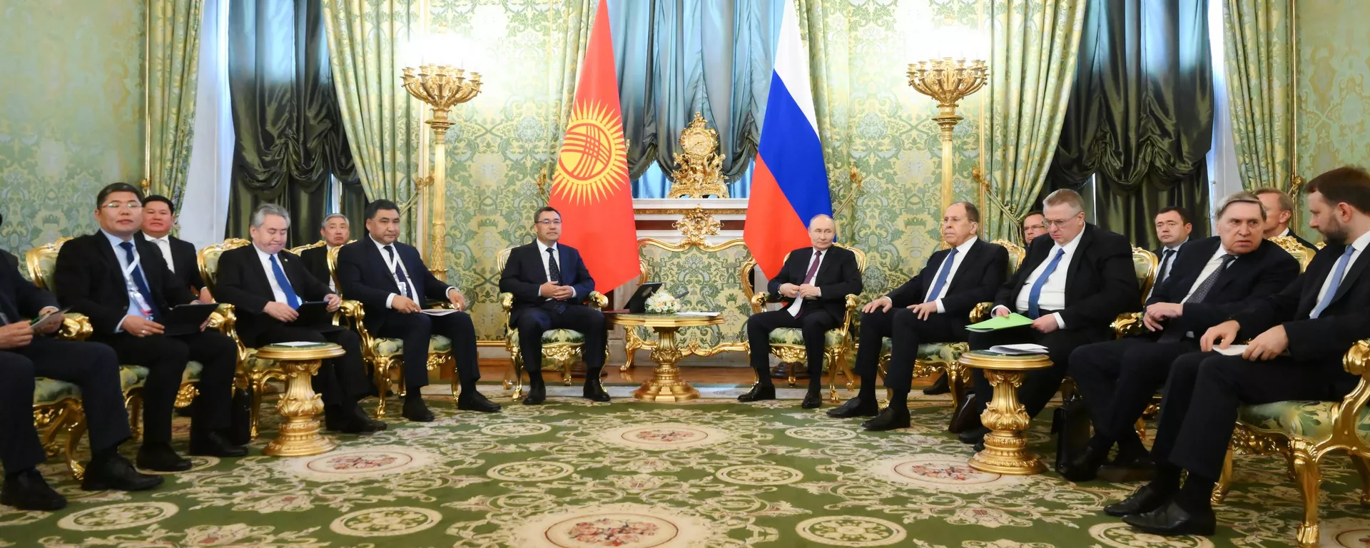 Россиянын лидери Владимир Путин жана Кыргызстандын президенти Садыр Жапаров - Sputnik Кыргызстан, 1920, 02.07.2025