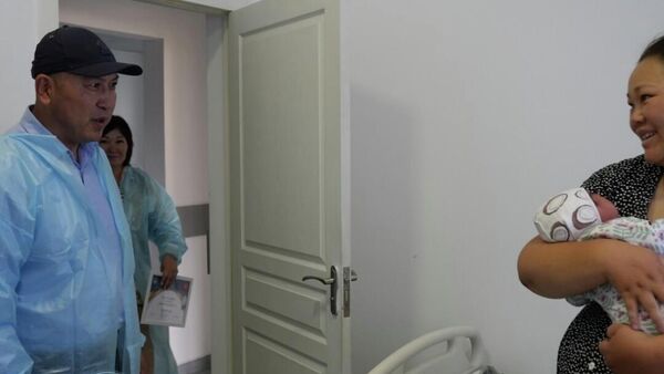 Глава города поздравил маму новорождённой девочки весом 5 килограммов - Sputnik Кыргызстан