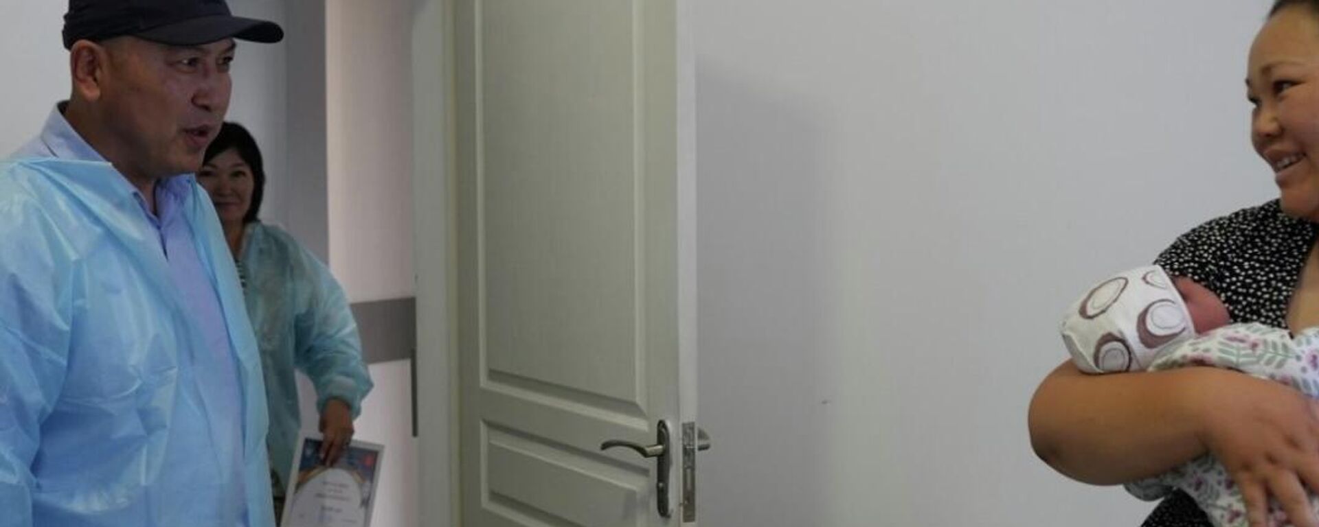 Глава города поздравил маму новорождённой девочки весом 5 килограммов - Sputnik Кыргызстан, 1920, 03.07.2025