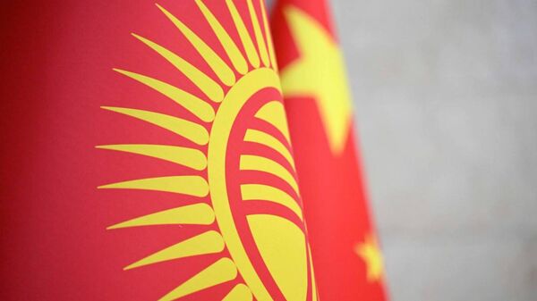 Флаги Китая и Кыргызстана  - Sputnik Кыргызстан