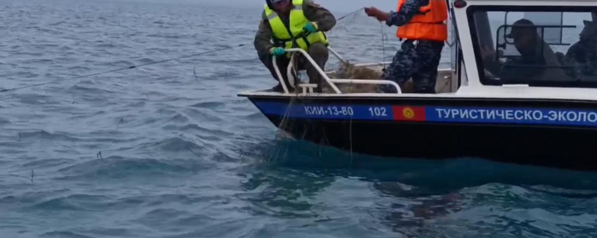 Ысык-Көлдү синтет икалык тордон тазалоо иштери. Архив - Sputnik Кыргызстан, 1920, 16.04.2026