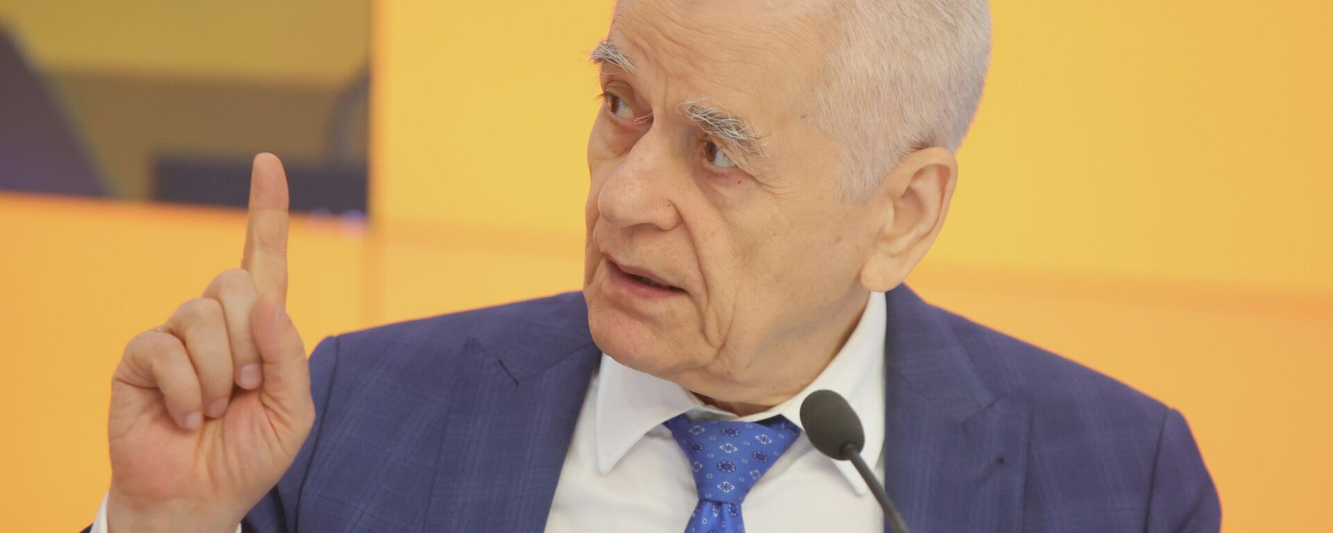 Академик Российской академии наук Геннадий Онищенко на брифинге в пресс-центре Sputnik - Sputnik Кыргызстан, 1920, 16.07.2025