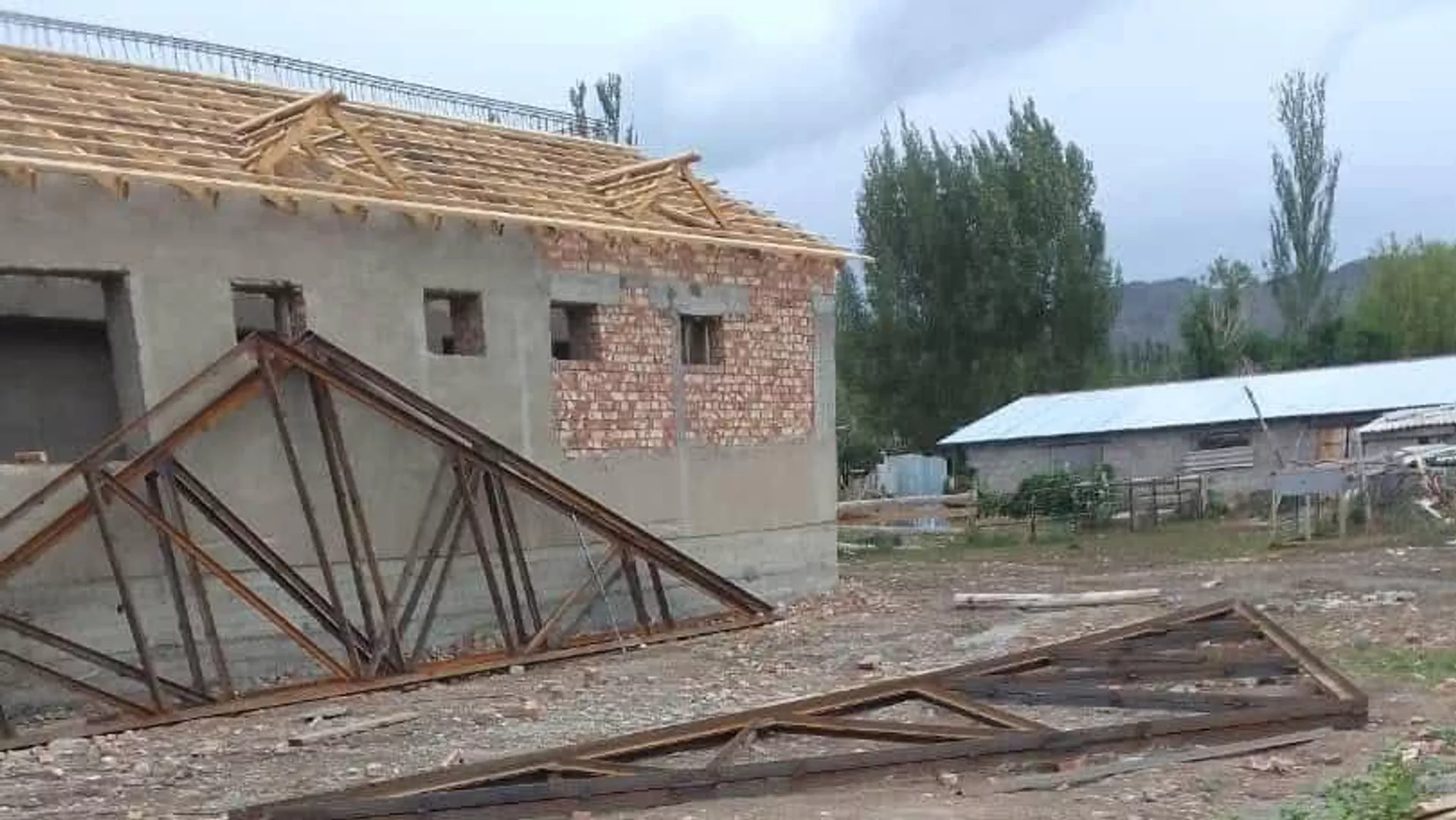 Нарушение тендера на строительство спортивного зала и школы на 150 мест в селе Советское Ак-Суйского района - Sputnik Кыргызстан, 1920, 17.07.2025