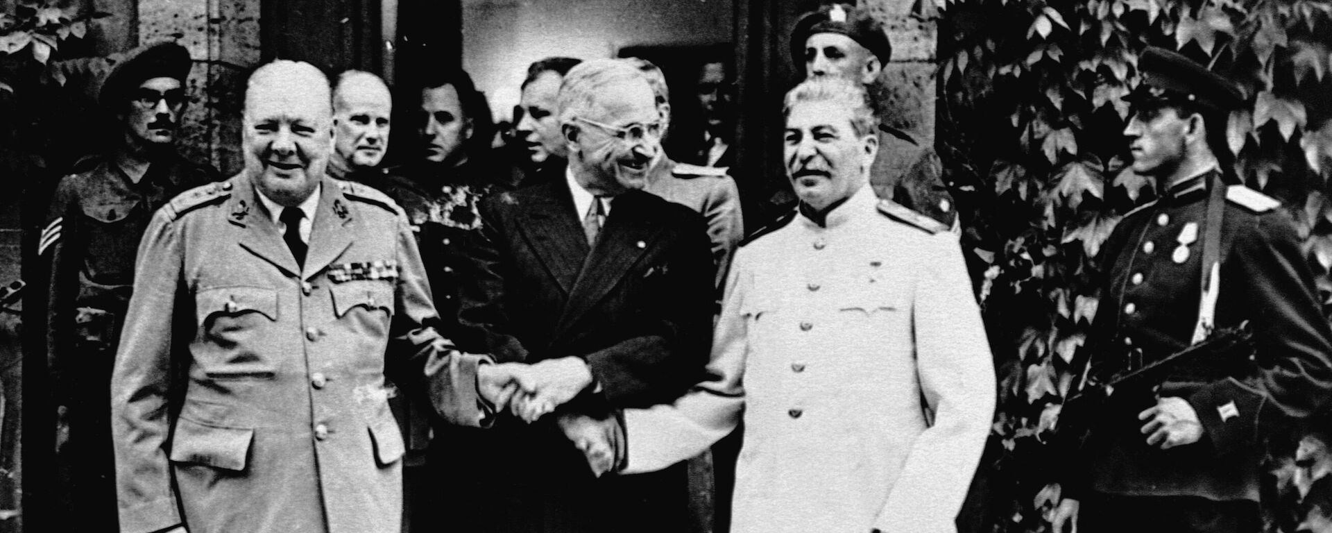 Черчилль, Трумэн и Сталин на Потсдамской конференции Черчилль, Трумэн и Сталин на Потсдамской конференции - Sputnik Кыргызстан, 1920, 17.07.2025