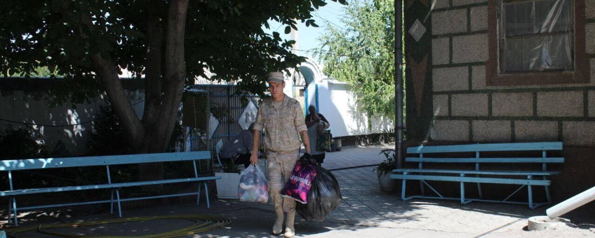 Акция раздачи гуманитарной помощи местным жителям в Канте - Sputnik Кыргызстан, 1920, 17.07.2025