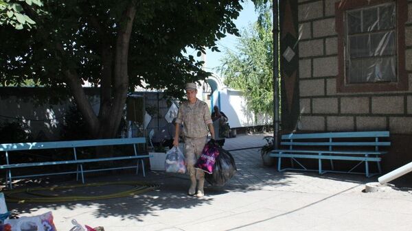 Акция раздачи гуманитарной помощи местным жителям в Канте - Sputnik Кыргызстан