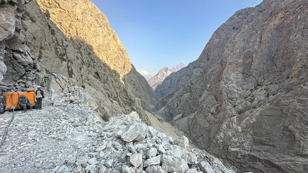 Строительство дороги к селу Зардалы - Sputnik Кыргызстан