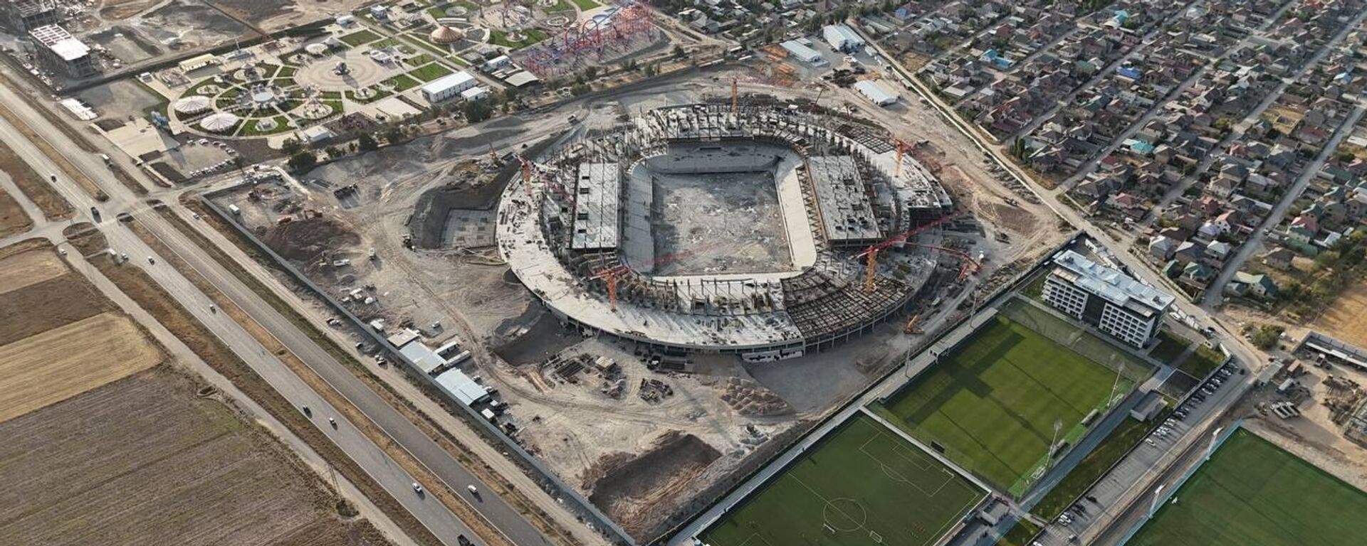 Строительство стадиона международного класса  в Бишкеке. Архивное фото - Sputnik Кыргызстан, 1920, 15.10.2025