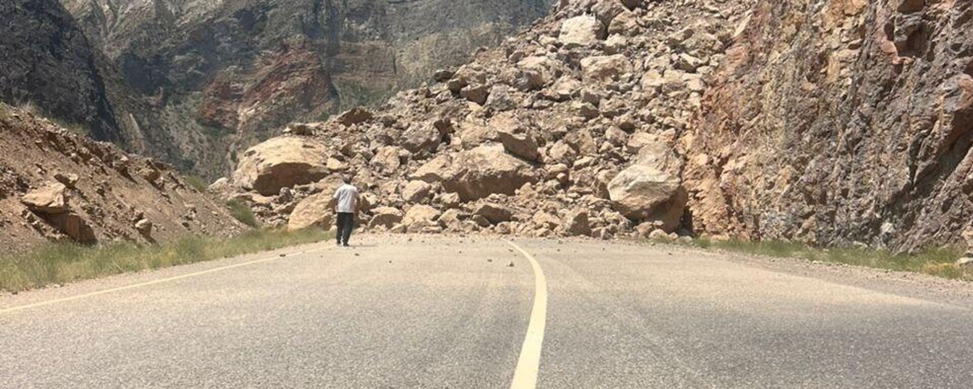 Түндүк — Түштүк жолунда таш кулады - Sputnik Кыргызстан, 1920, 24.07.2025