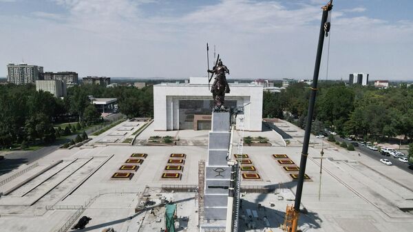 Новый памятник Манасу на площади Ала-Тоо в Бишкеке - Sputnik Кыргызстан