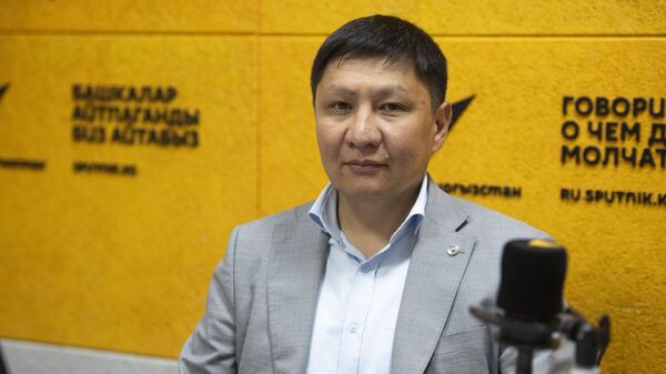 ӨКМдин Өзгөчө кырдаалдарга мониторинг жүргүзүү жана божомолдоо департаментинин директору Даурбек Сакыев - Sputnik Кыргызстан