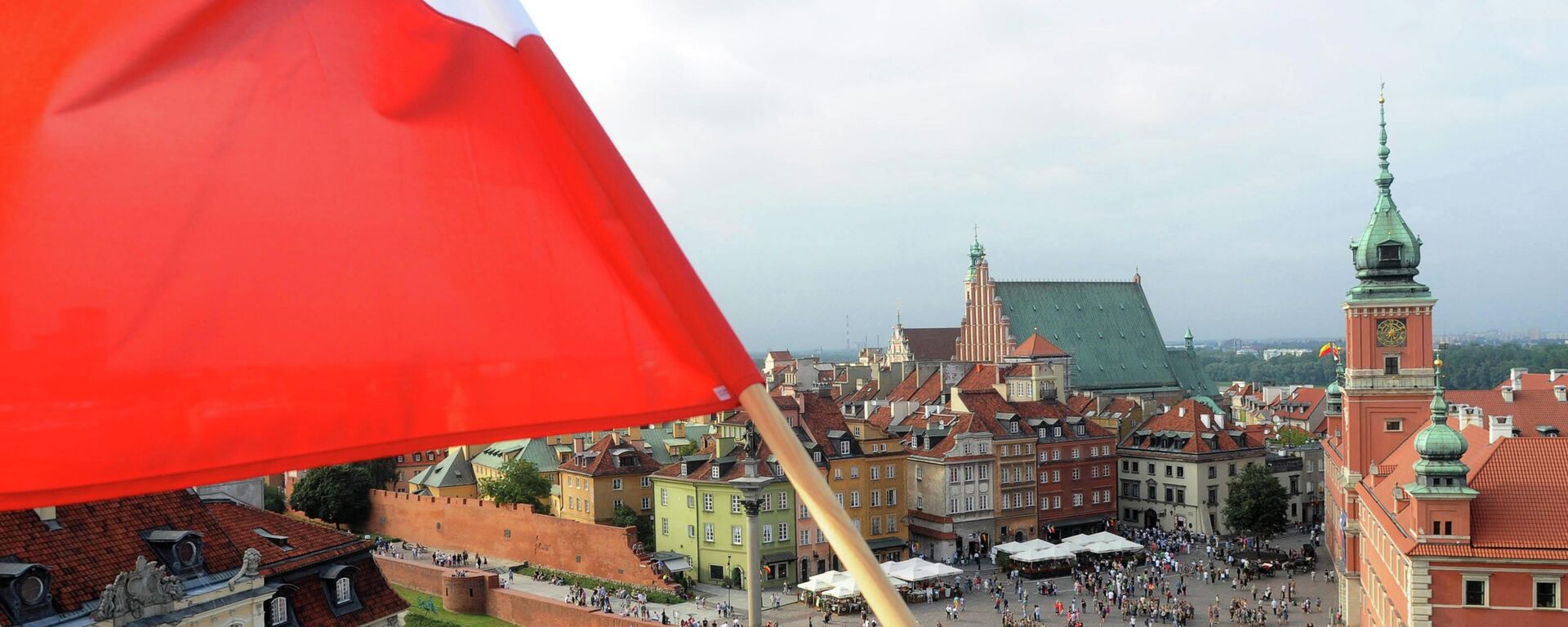 Польский национальный флаг развевается над Варшавой. Архивное фото - Sputnik Кыргызстан, 1920, 01.08.2025