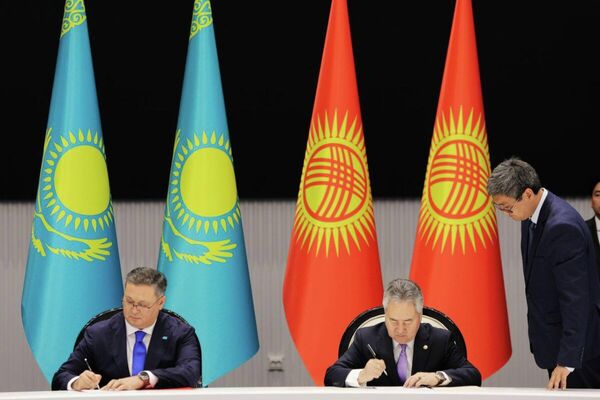 Жолугушуунун жыйынтыгында ТИМ башчылары жакында өтө турган Кыргызстан менен Казакстандын Жогорку мамлекеттер аралык кеңешинин VII отурумунун документтерине кол коюшту - Sputnik Кыргызстан