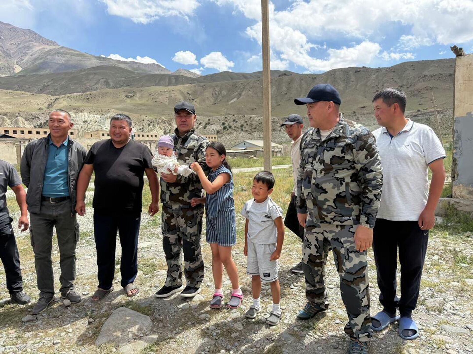 Президент Садыр Жапаров посетил село Энилчек - Sputnik Кыргызстан, 1920, 02.08.2025