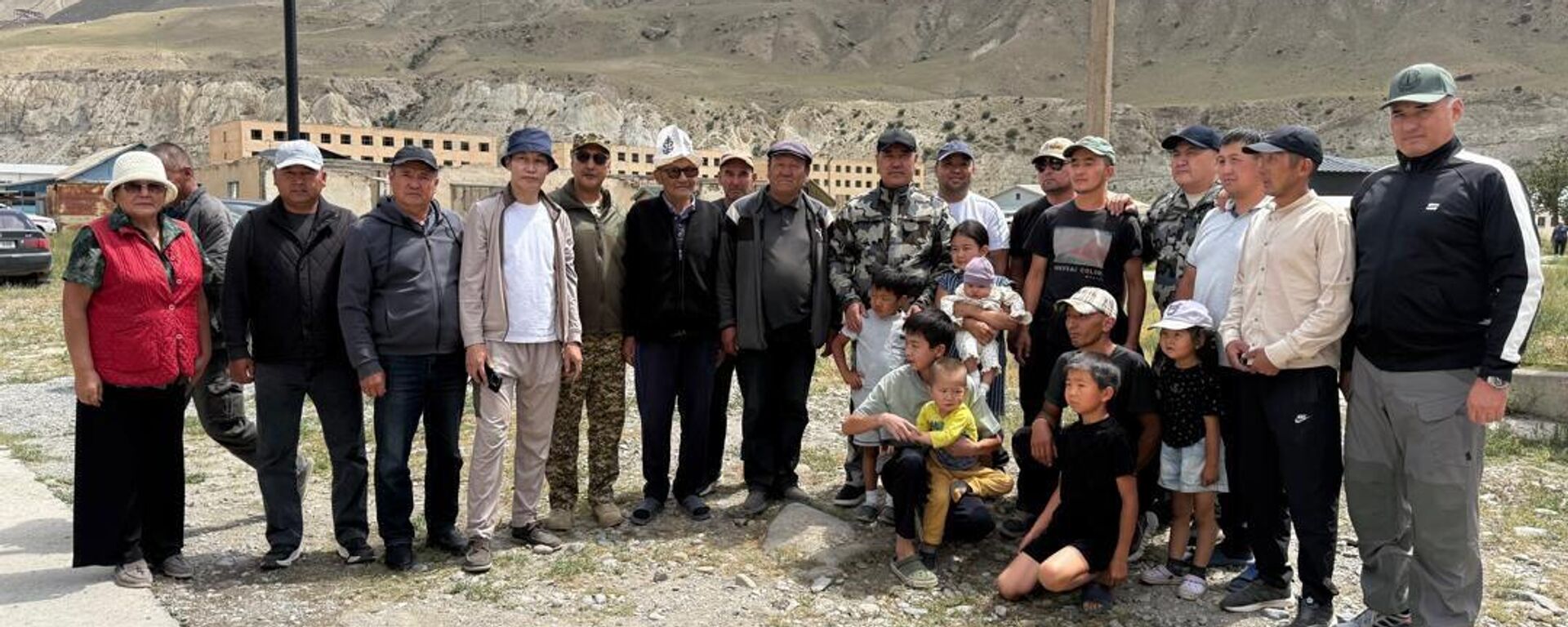 Президент Садыр Жапаров Ысык-Көлдүн алыскы Эңилчек айылына барып, жергиликтүү эл менен жолукту - Sputnik Кыргызстан, 1920, 02.08.2025