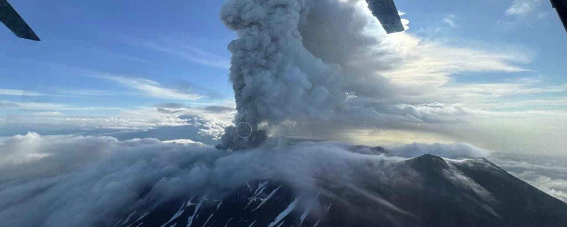 Извержение вулкана Крашенинникова на Камчатке - Sputnik Кыргызстан, 1920, 03.08.2025